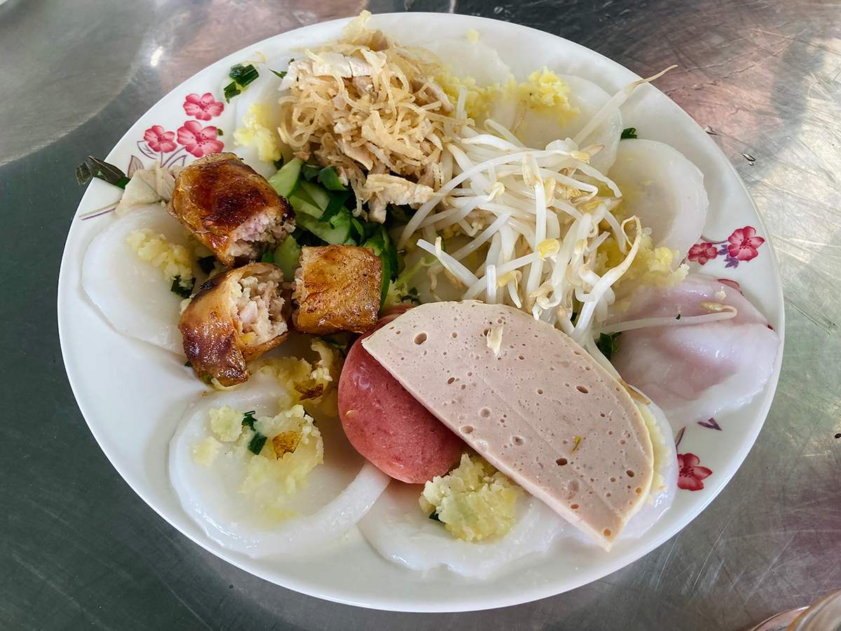Best 12 Vietnamese Street Foods Under 1 USD